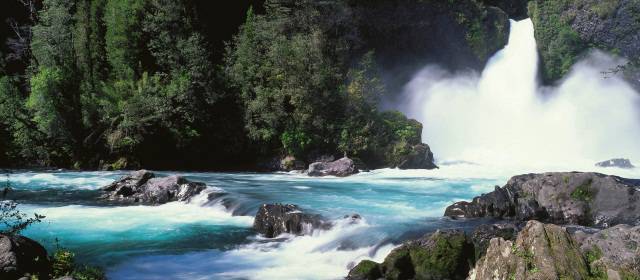 La magia habita en Huilo Huilo | Huilo Huilo significa “gran gruta” o “gran surco” en lengua mapuche. Tiene su origen en una cascada natural con una caída de 30 metros hacia el río Fuy. FOTOS CORTESÍA Y RAÚL I. MESA