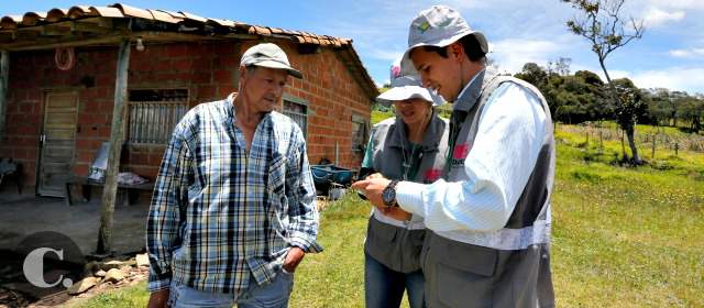 El censo halla un campo confundido | Eduardo Ríos, a la izquierda, considera que en breve su lote agropecuario hará parte de una urbanización. FOTO JUAN ANTONIO SÁNCHEZ