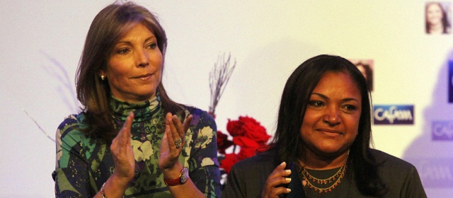La chocoana Ana Yolanda Palacios Machado recibió la distinción como Mujere Cafam 2013 en ceremonia presidida por la Primera Dama de la Nación, María Clemencia Rodríguez de Santos. FOTO COLPRENSA