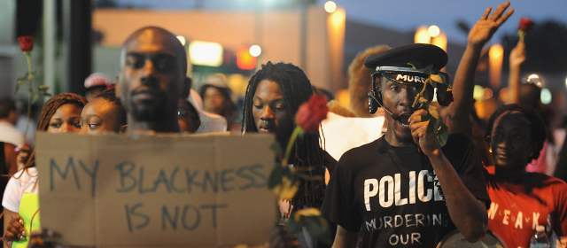 Autoridades de Ferguson piden a ciudadanos que se queden en casa al anochecer