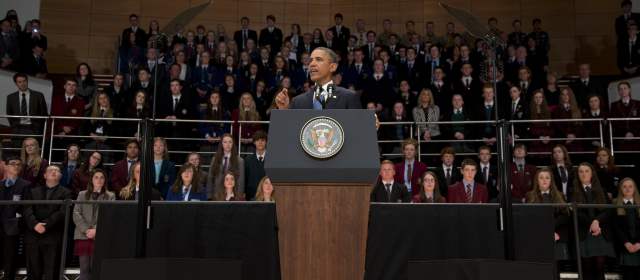 En el Auditorio Waterfront Hall, el presidente de E.U. Barack Obama, dio este lunes un discurso para ensalzar el proceso de reconciliación en la provincia británica entre dos comunidades enfrentadas durante siglos, la católica y la protestante. FOTO AP.