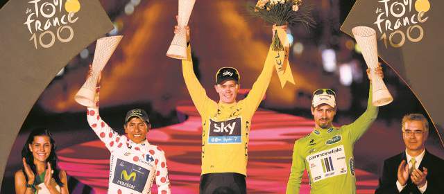 Etapa 21, Versalles-París, 133 kilómetros. | La postal final del Tour: Nairo Quintana, vestido de pepas, junto a Chris Froome (general) y Peter Sagan (puntos). FOTO REUTERS