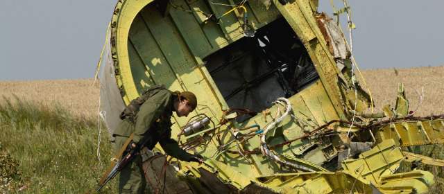 Caja negra prueba derribo de MH17 por misil: Ucrania | Investigadores australianos y de otros países neutrales a lo que pasa en el este de Ucrania denunciaron que no pueden ingresar a gran parte de la zona del desastre dados los combates que mantiene el Ejército de dicha nación con las milicias prorrusas. FOTO AP