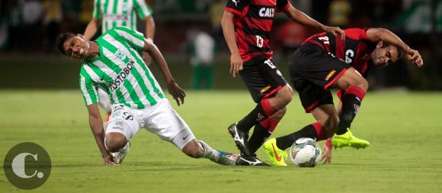 Vitória enredó a Nacional | Luis Carlos Ruiz y la marca de los rivales brasileños, anoche en el Atanasio. FOTO MANUEL SALDARRIAGA