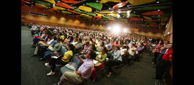Los profes llenaron las aulas de Virtual Educa | El gran salón de Plaza Mayor lució lleno tanto en la charla inaugural como en la de clausura, que dictó el científico colombiano Raúl Cuero. FOTO CORTESÍA