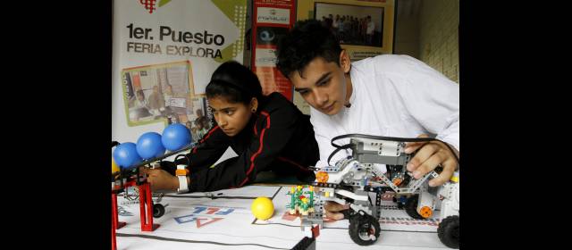 Alumnos del Loyola sacan la cara por el país | Estefanía Espinoza y Juan Camilo Vanegas, del proyecto Robolution Loyola Team, participaron en la feria Robots in paradise, en E.U. Ahora se preparan para la feria en México. FOTO DONALDO ZULUAGA