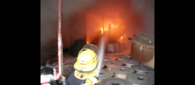 Muere un obrero en incendio de una textilera en La Estrella | Material combustible de la bodega avivó el fuego. FOTO CORTESÍA