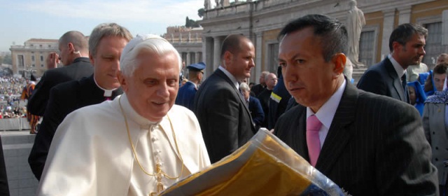 Sastre colombiano de Benedicto XVI vestirá al nuevo Papa