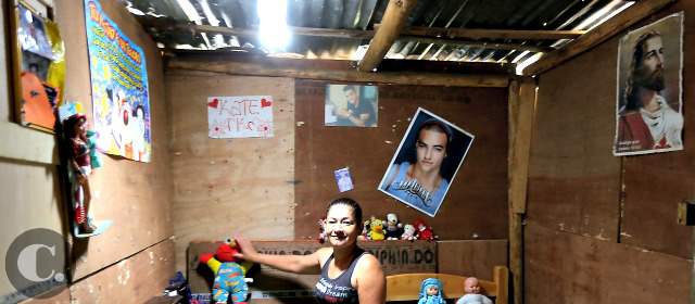 Con botellas de agua iluminan 100 casas | Viviana López está feliz con sus "bombillas" de agua y cloro en su casa. FOTO JULIO CÉSAR HERRERA