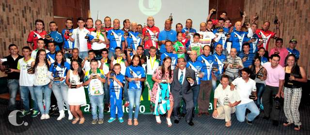 ¡Todos fueron ganadores! | El Clásico fue ganado por Yuliana Echeverri. Y Mauricio Mosquera, gerente de Indeportes Antioquia, participó en la premiación. FOTOS MANUEL SALDARRIAGA