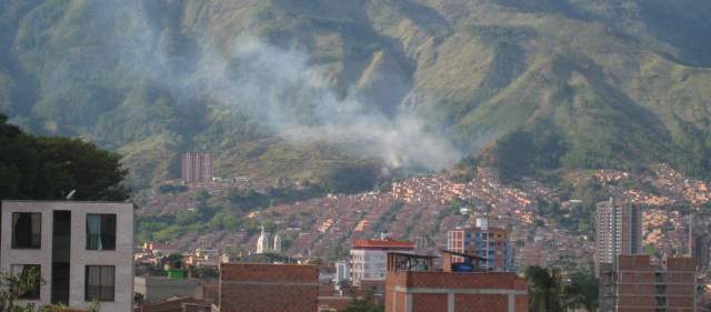 Autoridades atienden incendio en el cerro Quitasol en Bello | Cortesía: Doris Rodríguez @DorisERU