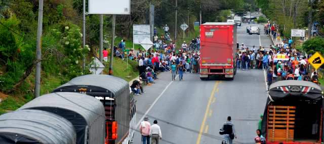 El paro ya pasa una factura por $258 mil millones | La vía Panamericana ha sido bloqueada por caficultores y campesinos en Piendamó, departamento del Cauca. FOTO COLPRENSA