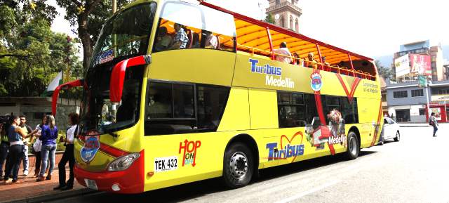 "Turistiar" por Medellín, ahora en bus de dos pisos | El Parque de El Poblado y el de Pies Descalzos son las paradas oficiales del bus de dos pisos. FOTO MANUEL SALDARRIAGA