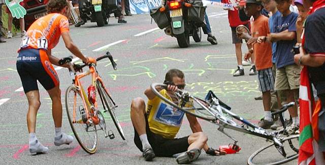 ¿Qué futuro le espera al ciclismo? | Así quedó Lance Armstrong con su prestigio: por el piso, como esta caída en el Tour de 2003, al lado del español Iban Mayo. FOTO AP
