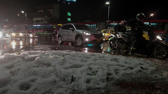 La incomodidad fue para los ciudadanos que, aún con granizo, tenían que volver en transporte público a casa. FOTO COLPRENSA