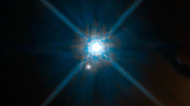 Esta es la estrella enana blanca aparece acá y al lado la de fondo, que se ve en otra posición distinta a la real. Foto Nasa