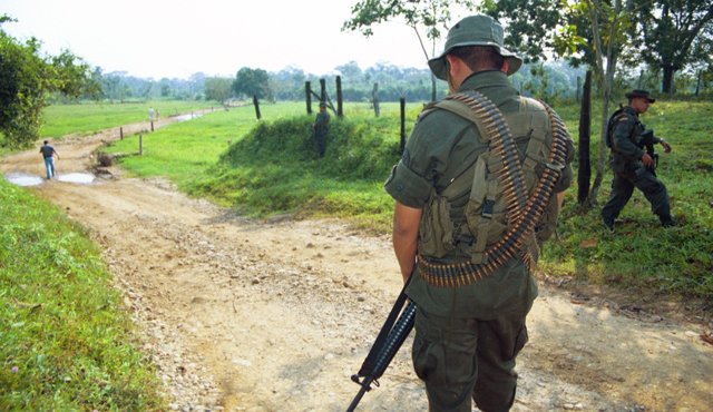 Fuerzas Militares vigilan la frontera entre Colombia y Venezuela por Arauca. FOTO Colprensa
