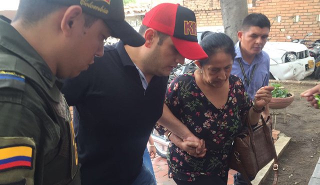 Anyelo Palacios, acompañado por su madre se dirigió a las instalaciones de la sede del Gaula de la Policía. FOTO COLPRENSA