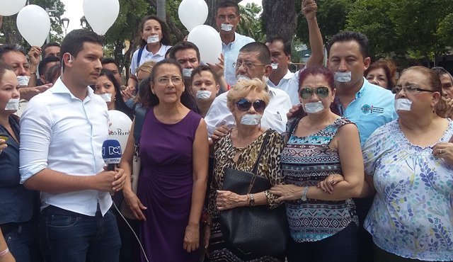 Periodistas de Cúcuta y familiares de Diego D’Pablos y Carlos Melo de Noticias RCN, hicieron un plantón en el Parque Santander para exigir el regreso de los comunicadores. FOTO COLPRENSA