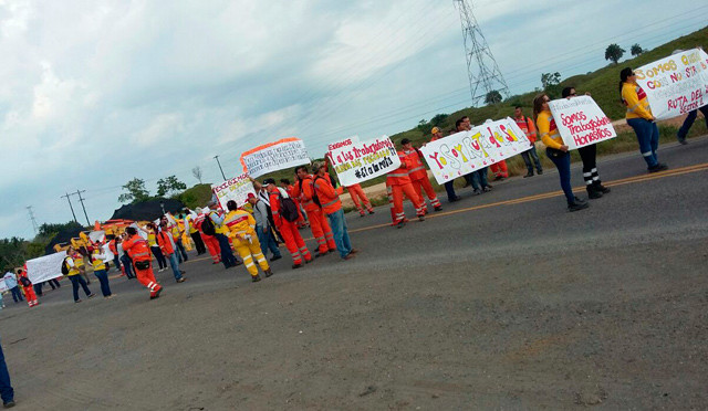 Trabajadores protestaron ante las dudas sobre el futuro de la Ruta del Sol. FOTO COLPRENSA