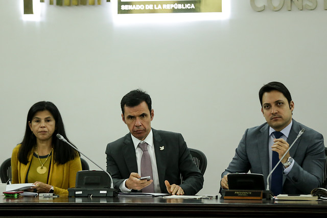 El ministro del Interior, Guillermo Rivera (centro), estuvo Comisión Primera del Senado. En la foto aparece con Carlos Fernando Motoa, Presidente de la Comisión Primera. FOTO COLPRENSA