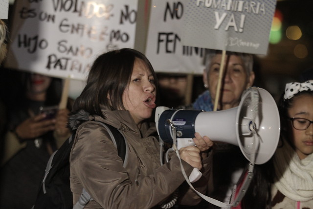 Las protestas contra Rafael Uribe Noguera se prolongaron en las afueras de las instalaciones de la Fiscalía. FOTO Colprensa