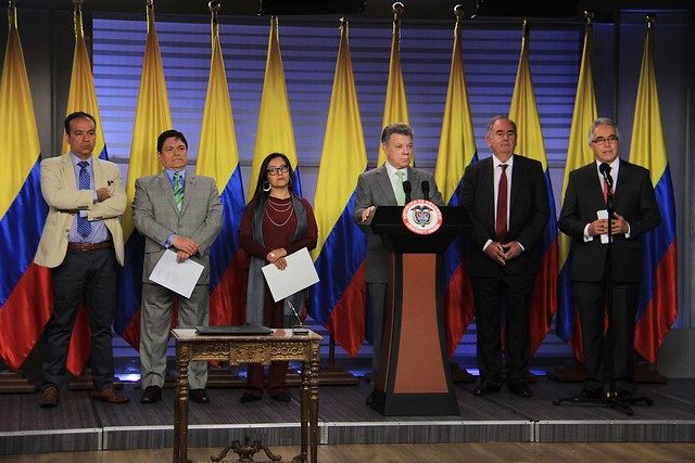 Juan Manuel Santos y el comité de selección de la JEP. FOTO COLPRENSA