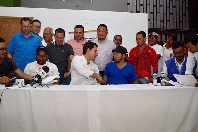 El viceministro de Agricultura, Juan Pablo Díaz y los campesinos del catatumbo conjuran el paro que adelantaban hace 11 días. Foto Cortesía Ministerio de Agricultura