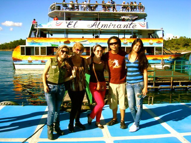 Martha Barrero (segunda de izq-der) junto a su familia y amigos en Guatapé. FOTO Martha Barrero 