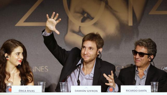 Damián Szifrón, al centro, con los protagonistas de la cinta, Érika Rivas y Ricardo Darín. FOTO AP