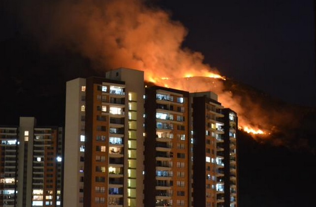 Catalina Martínez comparte esta imagen del incendio en redes sociales. FOTO Cortesía @Cataclismo_m 