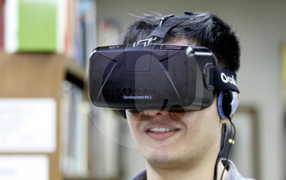 Dispositivos de realidad virtual, como el Oculus Rift (foto), permiten que sus usuarios vean e interactúen con cosas que en verdad no están frente a ellos, como un paisaje. FOTO Donaldo Zuluaga