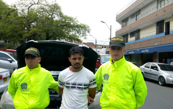 Los investigadores de la Dijín arrestaron a alias “Osama” en una calle de Medellín, adonde había llegado buscando un tratamiento médico para la rodilla. FOTO cortesía policía