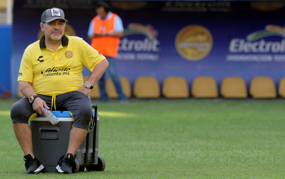 Diego Maradona debe ser operado de las dos rodillas y rápido. FOTO CORTESÍA CLARÍN