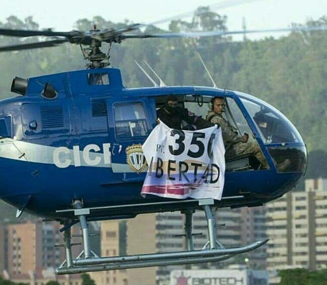 El inspector sobrevoló en un helicóptero policial el TSJ con un cartel que pide la libertad de Venezuela. FOTO Twitter @AnonymissNegra