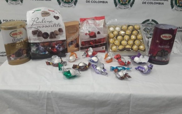 Estos son los diferentes chocolates que la mujer llevaba llenos de cocaína. FOTO CORTESÍA 