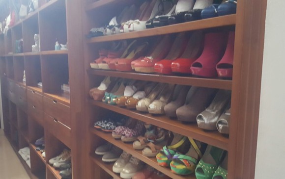 Más de 200 pares de zapatos y lujosas prendas de vestir fueron encontradas en las propiedades. Foto Cortesía