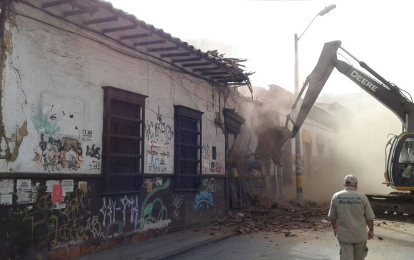 Esta es la demolición de una casa de vicio, en Medellín, a la que se le adelantó la extinción de dominio. El inmueble fue tumbado el 4 de septiembre de 2016. FOTO CORTESÍA alcaldía de Medellín.