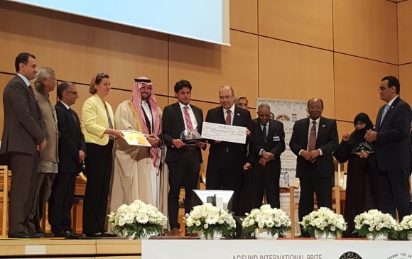 El secretario Privado de la Alcaldía de Medellín, Manuel Villa, recibió el premio del Programa del Golfo Árabe. FOTO Cortesía