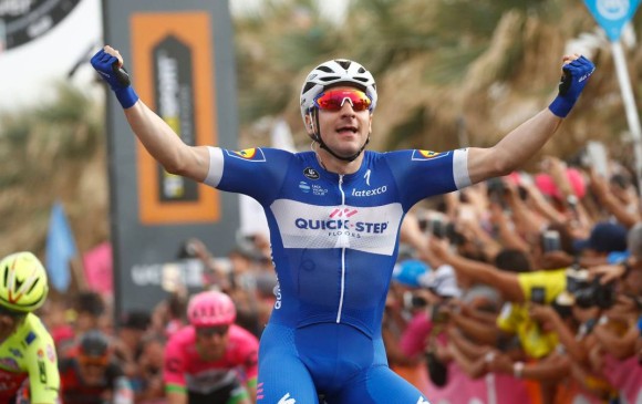 Elia Viviani, compañero de equipo de Fernando Gaviria, ganó la etapa 13 del Giro. FOTO AFP