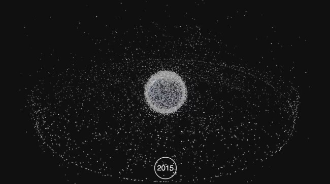Según la ESA, hay más de 30.000 objetos de más de 10 cm, 750,000 objetos más grandes de 1 cm y más de 170 millones de más de 1 mm de desechos espaciales en órbita terrestre según estiman los cálculos científicos. FOTO: Stuart Grey (YouTube).