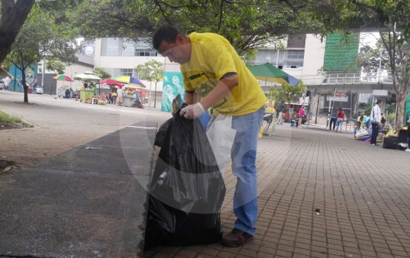 En Medellín la jornada partió de los almacenes Éxito de El Poblado, Laureles y San Antonio. Los voluntarios se dividieron en cuadrillas para aportarle al planeta. FOTO JAIME PÉREZ
