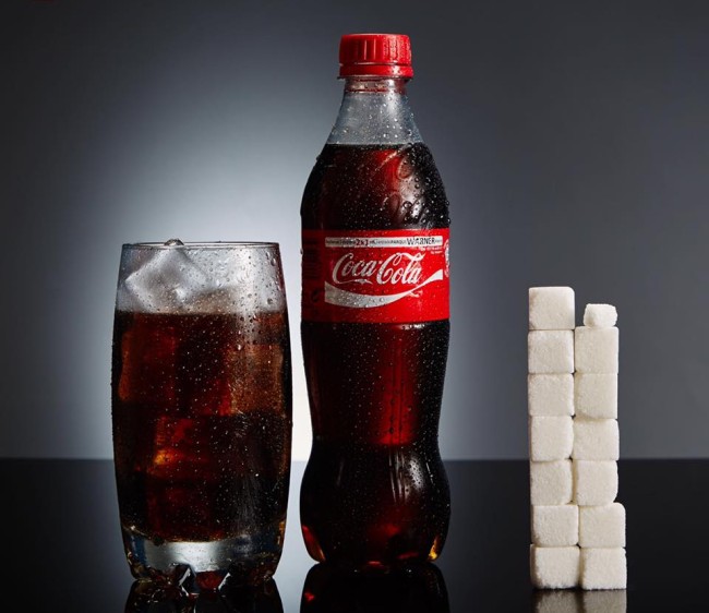 El fotógrafo Antonio Estrada se dio a la tarea de comparar la cantidad de azúcar que contiene un producto en terrones, por ejemplo, una Coca Cola de 500 ml contiene 53 gramos de azúcar, equivale a más de 13 terrones. FOTO Cortesía Antonio Estrada 