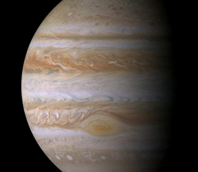 Hacia la parte media se aprecia la mancha roja que distingue a Júpiter. Foto cortesía Nasa