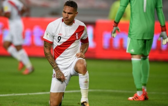 Según la Federación Peruana de Fútbol, la Fifa prorrogó por 20 días más la suspensión temporal impuesta a Paolo Guerrero. FOTO AFP
