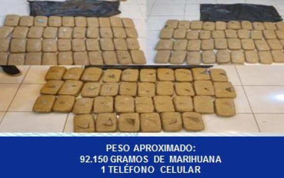 Fuerzas de seguridad ecuatorianas aprehendieron 194 paquetes de droga en un operativo en el que fue detenido un sospechoso en el cantón de San Lorenzo, en la frontera noroeste con Colombia. Foto: @PoliciaEcuador