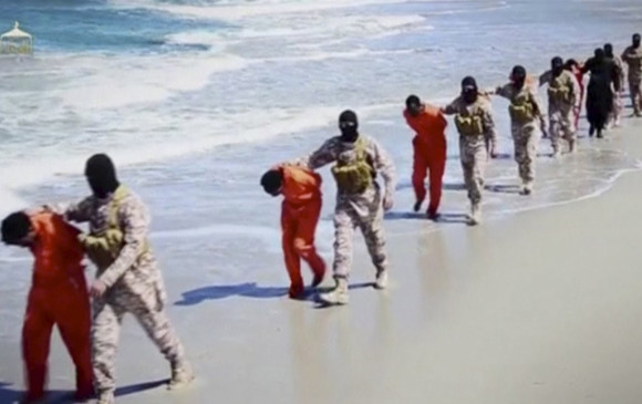 En el video el Estado Islámico se muestra a los supuestos cristianos etíopes siendo ejectuados por terroristas. FOTO reuters