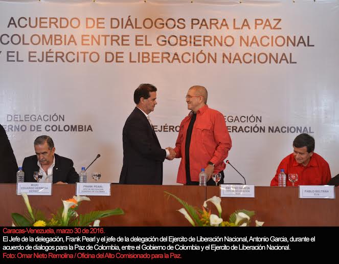 Los jefes de los equipos negociadores, Frank Pearl y Eliécer Erlinto Chamorro alias “Antonio García”, firmaron el acuerdo que da inicio a los diálogos de paz. FOTO afp