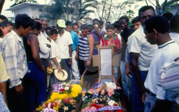 Imagen del sepelio de una de las 35 víctimas que dejó la masacre en el barrio de invasión La Chinita. FOTO ARCHIVO JESÚS ABAD COLORADO