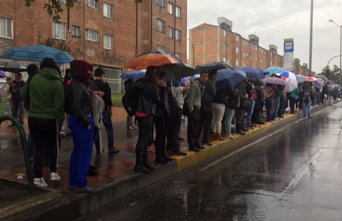 Largas filas en Ciudad Bolívar (Bogotá), en búsqueda de otros medios de transporte para suplir ausencia de operado de Transmilenio. FOTO @AlirioUribeMuoz